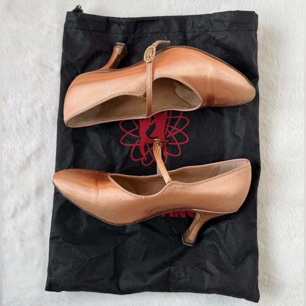 Closed toes Latin dance shoes with heel pads